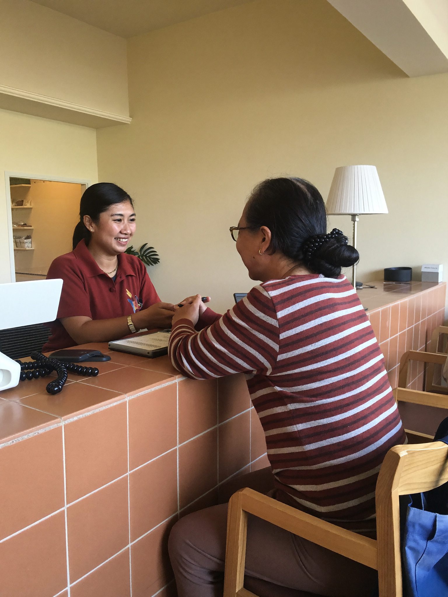 Pasien melakukan check-in di resepsionis klinik Vaelenda